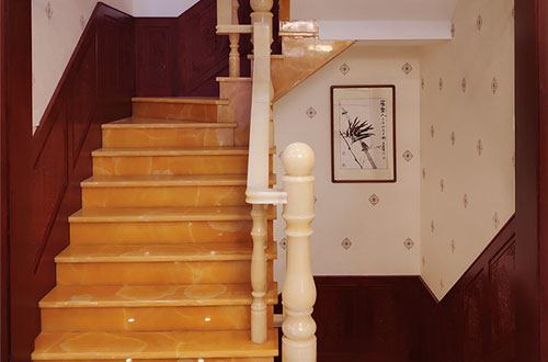 谢家集中式别墅室内汉白玉石楼梯的定制安装装饰效果